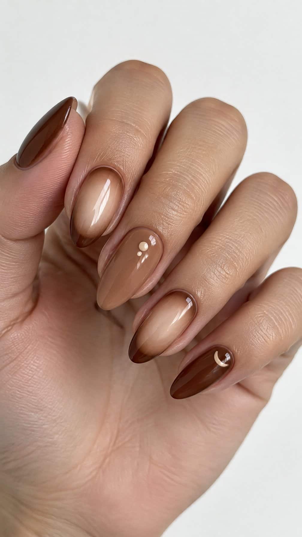 Glossy cinnamon-brown gradient manicure