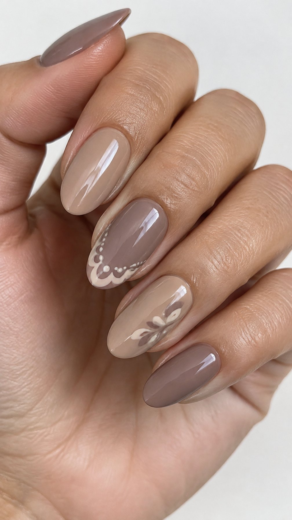 Glossy mauve and latte-colored decorated nails